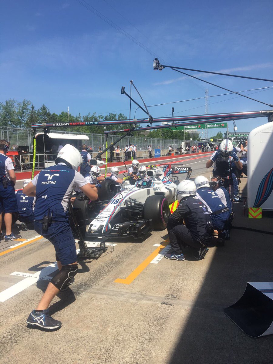WilliamsF1's tweet photo. The #FastestPitCrew go to work 💪
#CanadianGP #F1 https://t.co/6tRGx2VkXs