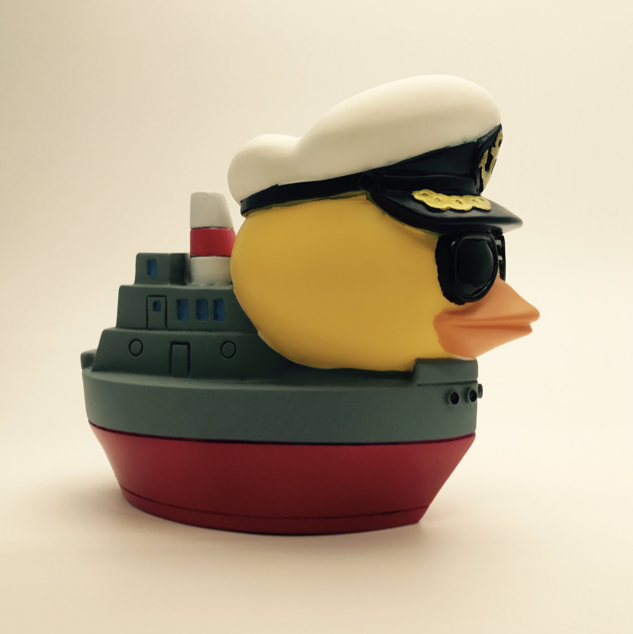 ピエマロ Twitterren アヒル艦長 って お風呂だけではとどまらない 荒波の中に旅立つニヒルなアヒル をテーマに 世界的にコレクターの多いバスダック アヒルがお風呂でプカプカ浮かぶやつ を酉年だけにパワーアップ アヒル艦長