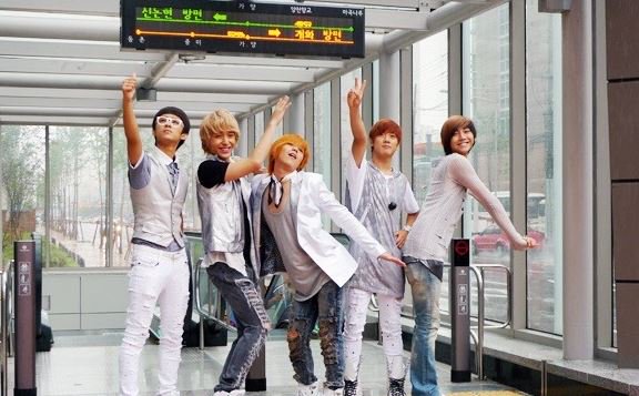 FT_FANCLUB's tweet image. [다시 보고싶은 포즈📸] 싱크로율 100%😲😲
그때 그 시절보다 귀여움 100배 상승😲😲

이벤트는 이제 시작입니다!!!!
재미있는 포즈들 마구마구 응모해주세여😘

#FTISLAND #FT아일랜드 #OVER10YEARS #Wind 🌬