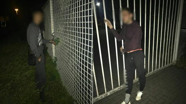 telegraaf's tweet photo. Koperdieven aan hek geketend door politie https://t.co/iVKdlOPjFC https://t.co/QKvCu7tYka