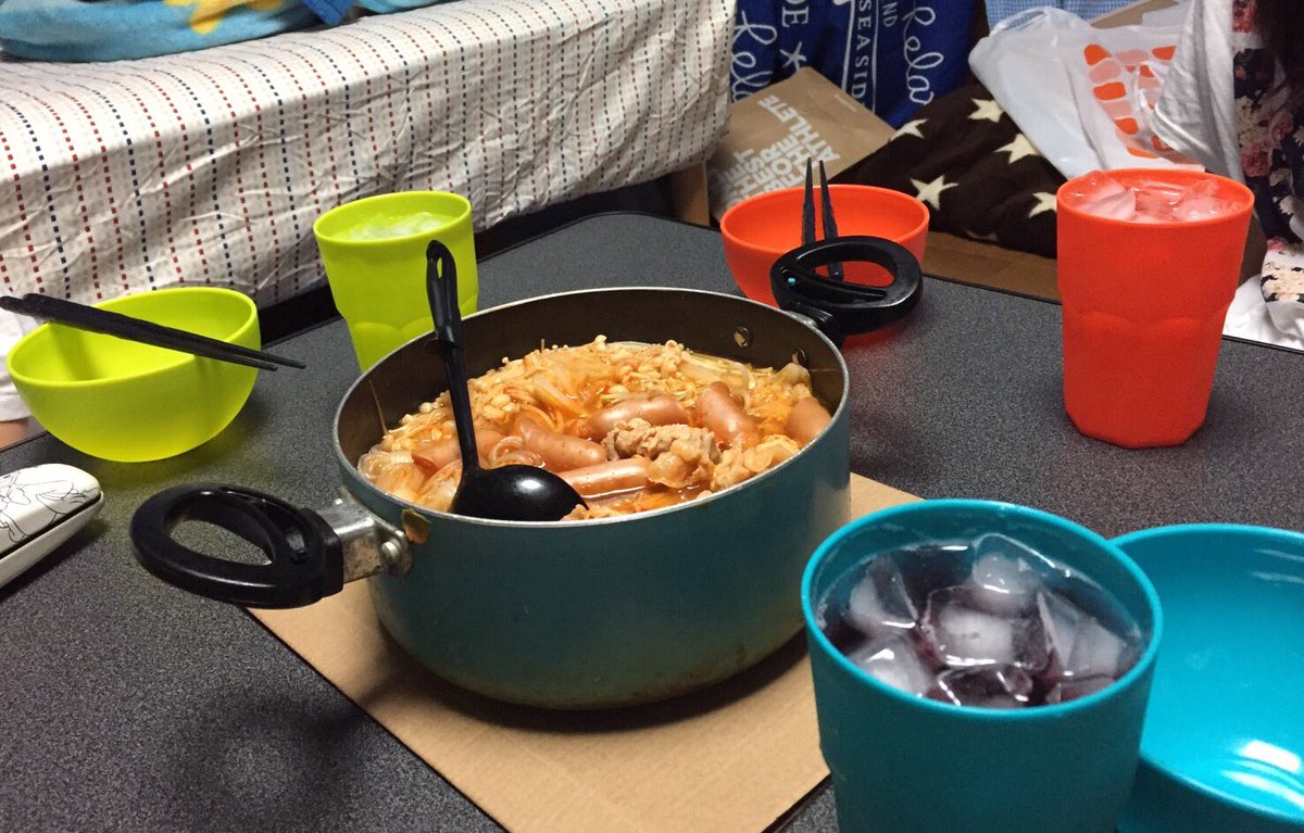 夜ご飯はキムチ鍋〜！！
そして今日はお泊まり👌🏻
もうすでに眠たい…笑