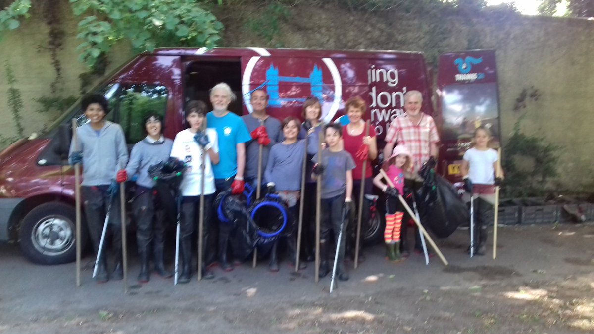 RavensbourneRmi's tweet photo. Manor Park today 300 Balsam and 10 bags rubbish, well done team @3RCU @Thames21 #ChilliVanAdventures https://t.co/YjfZVmpA0l https://t.co/3NblT8HYBM