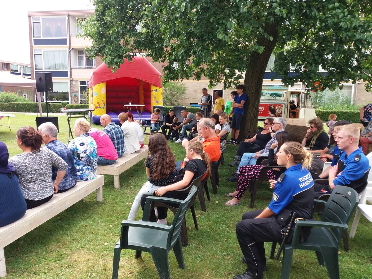IncluzioUitv's tweet photo. Geslaagde opening #buurtmoestuin #Velp door #wethouder @constanspos  ontmoeting en verbinding. Mooi werk @Waltervanvliet! @RadarUitvoering https://t.co/Uh9XMq7ico