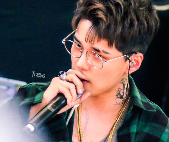 deansintro's tweet photo. dean in glasses and its all hq - what a time to be alive!!!!!!! https://t.co/KrznxiWWRB