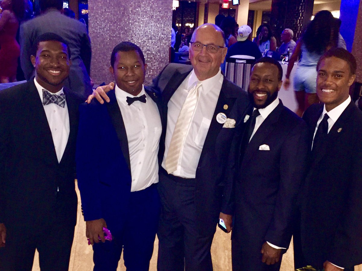 AnthonyNewkirk2's tweet photo. A&amp;T students with accounting profession leader Rich Caturano at #NABACONV17 in New Orleans #AICPA #NCAT https://t.co/d5aSw1rtx8