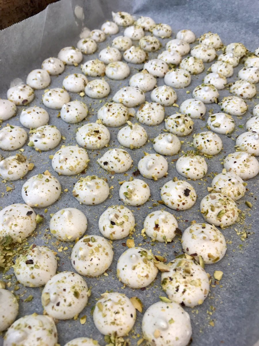 The_SunCafe's tweet photo. Homemade #meringue with #pistachio straight out of the oven! #sweetfood #yummy https://t.co/IiU9CNG1M8