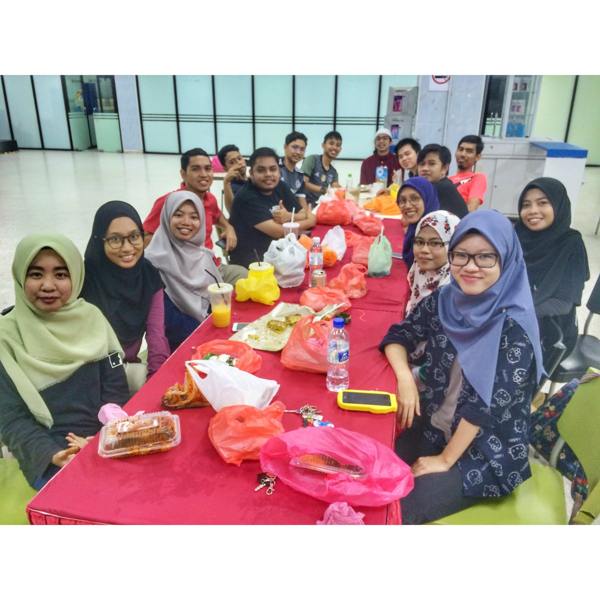 permadariukm's tweet photo. Iftar Permadari 16/17
#permadari #permadariukm #anakperak #mahasiswaperak https://t.co/wmNqNOg2Cv