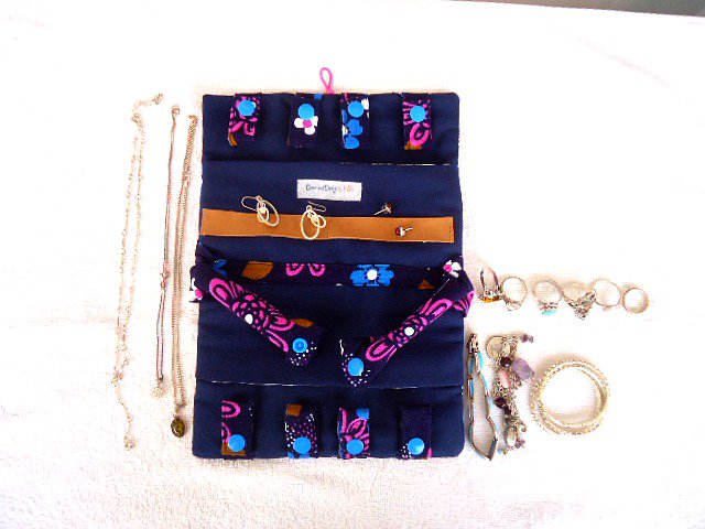 DIYcutiefuls's tweet photo. RT @helenovens3 #handmade OOAK Padded jewelry travel case. Don't leave home without it #uniquepurse #travelpouch
https://t.co/H7kEuTLoDz