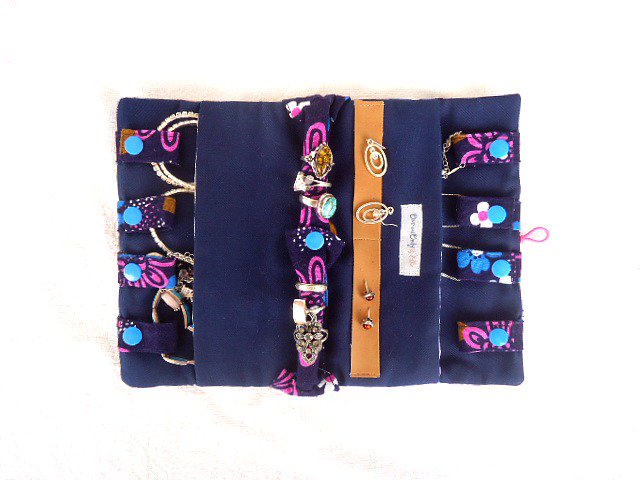DIYcutiefuls's tweet photo. RT @helenovens3 #handmade OOAK Padded jewelry travel case. Don't leave home without it #uniquepurse #travelpouch
https://t.co/H7kEuTLoDz