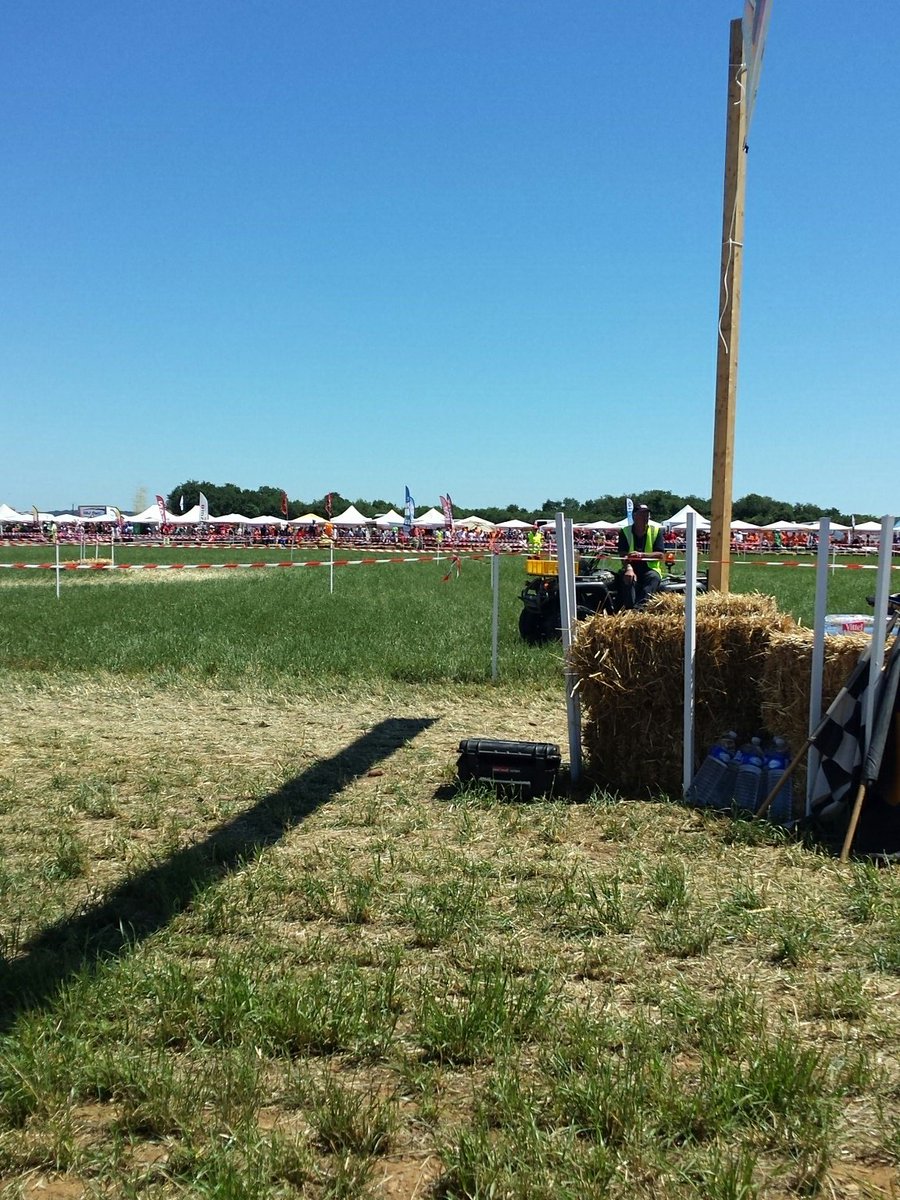 runartsprod's tweet photo. La course va commencer, on est fin prêt ! #thouars #tracteurtondeuse #coupezlatêteauxprejugés https://t.co/3oxxqVzoGX