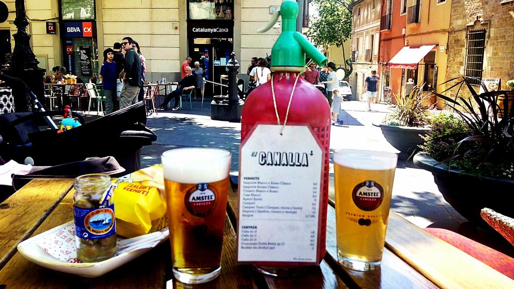 artbcn's tweet photo. #artbcnPICS • #Appetizer at #elCANALLA with @Amstel_ES + patatas #espinaler + #olivas de #AnxoveselXillu  • @GrupoSanTelmo @VermutEspinaler https://t.co/0NKeH4tGWn