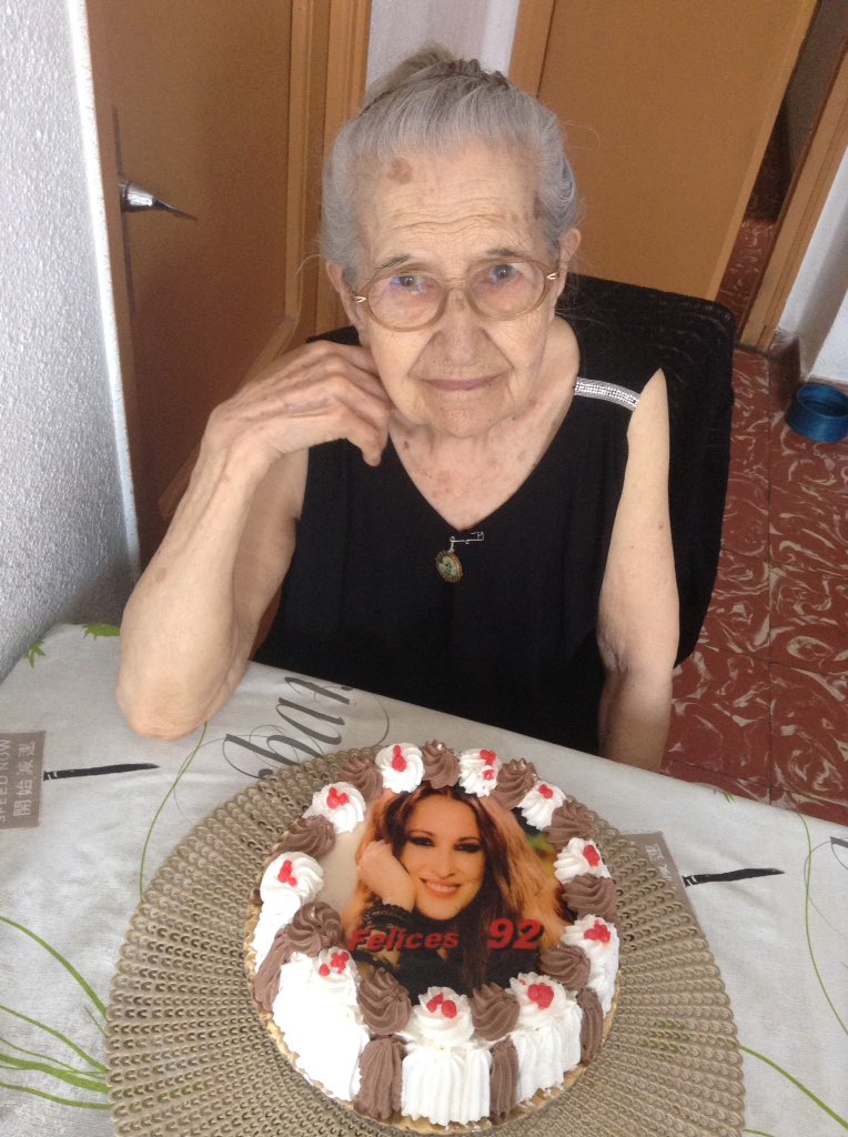 itsxanaa's tweet photo. No hay cosa q más ilusión le haría a mi abuelita q la felicitaras por su 92 cumpleaños @_MaluOficial_ te adora ❤️❤️❤️ https://t.co/1oR6gvD1jl