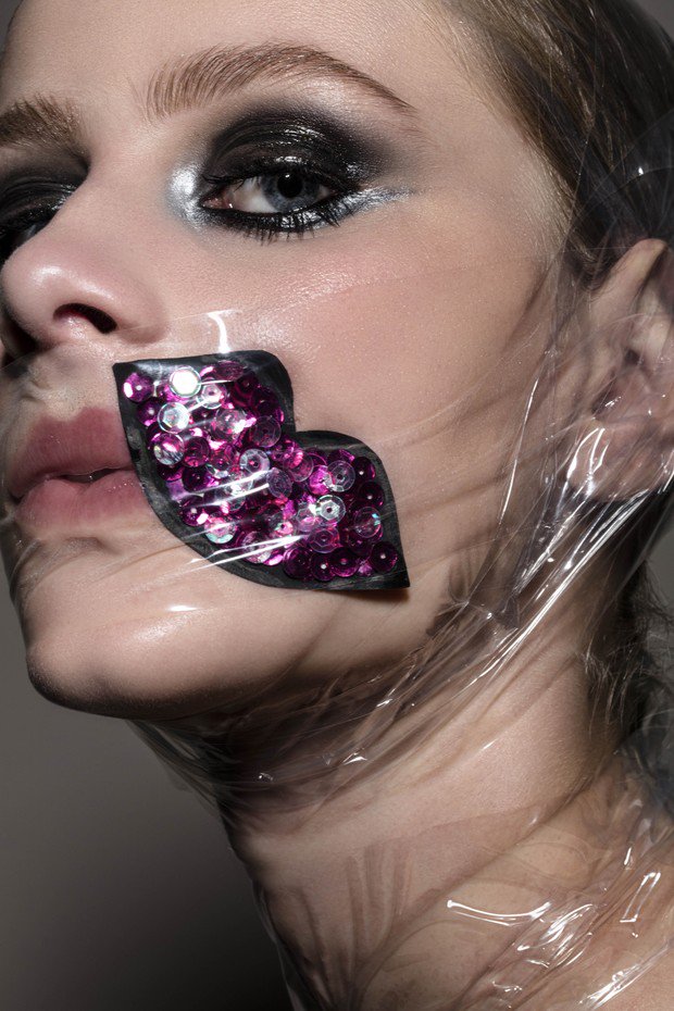 voguebrasil's tweet photo. Beleza para seduzir: aposte em olhos metalizados com acabamento glossy https://t.co/RvQoYpH2Wk https://t.co/HcsmlZ01kM