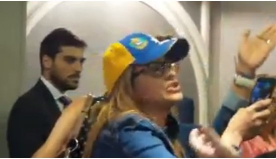 ConElMazoDando's tweet image. #DaleUnChanceALaPaz A grito de &quot;fuera fascistas&quot; sacaron a opositores de acto en España wp.me/p7jxjR-va1  /