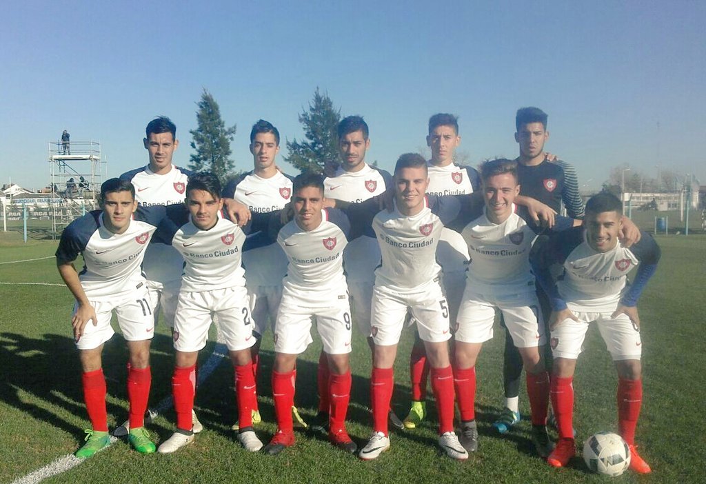 SanLorenzo's tweet photo. #4ta | @RacingClub 🆚 #SanLorenzo: Chávez; Molina, Hernández, Vassarotto, Rapetti; Moyano, Manzo, Acevedo; Camacho, Berterame y Maciel. https://t.co/BHNU0A2YNI