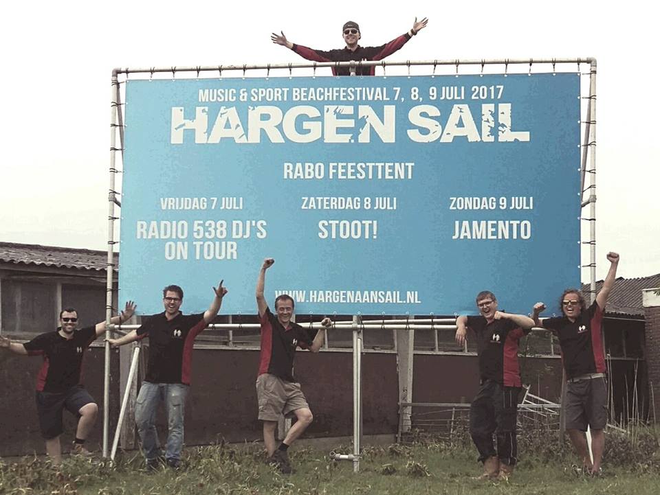 De banners met de line-up van Hargen Sail 2017 staan! Met dank aan De Bouwploeg en grondeigenaren bit.ly/2rM1PG3