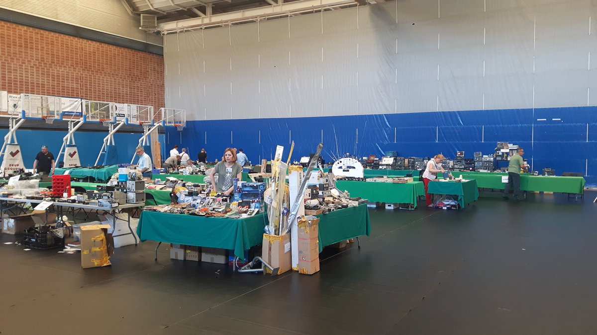 ec3ua's tweet photo. Otro año más de #MercaHam viendo a amigos, visitando stands profesionales y buceando entre el mercado de segunda mano. Buen trabajo #EA3RCH https://t.co/BQ8PpOtNEf