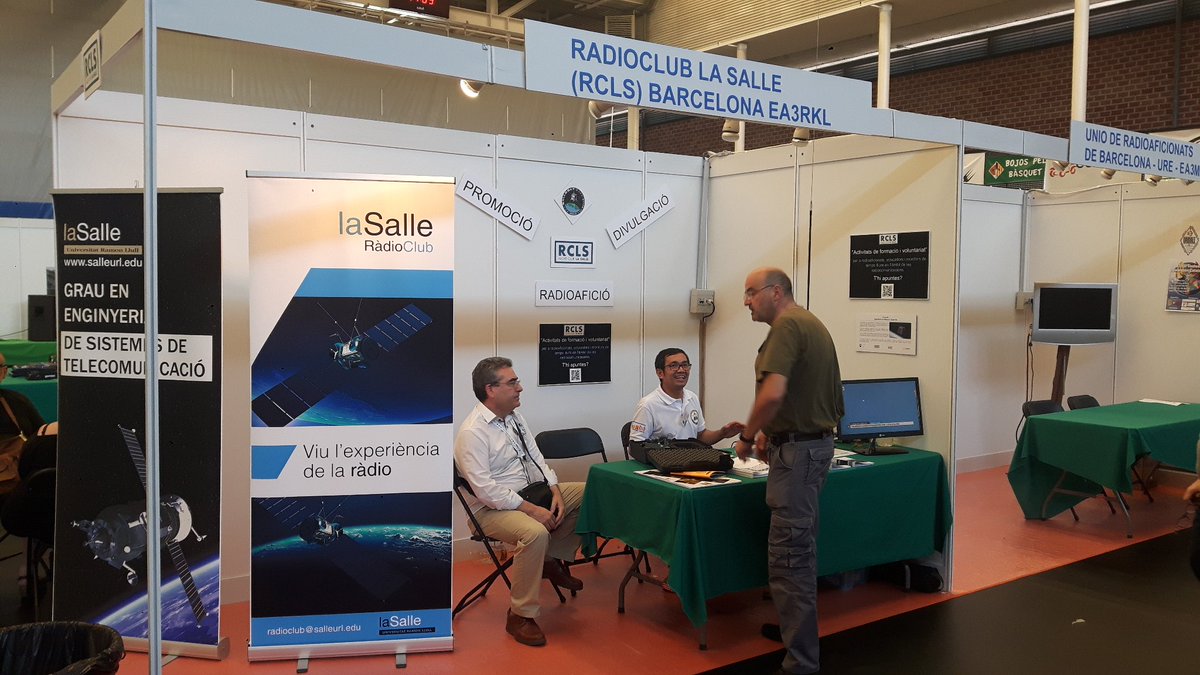 ec3ua's tweet photo. Otro año más de #MercaHam viendo a amigos, visitando stands profesionales y buceando entre el mercado de segunda mano. Buen trabajo #EA3RCH https://t.co/BQ8PpOtNEf