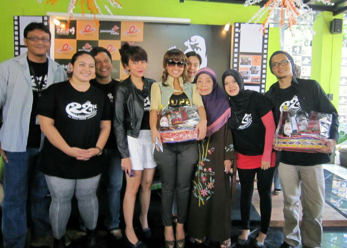 bensradio1062fm's tweet photo. Selamat Jalan Mpok @juliaperrez,Makasih udah selalu menjadi bagian dari kriaan acara @BensRadio dgn tlh mewarnai dunia Hiburan tanah air https://t.co/fjgnwmILUe