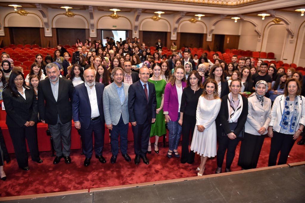 peyamicelikcan's tweet photo. #ProfAzizSancarKızÇocuklarıİçinSTEM Paneli yapıldı.Kız çocuklarını başarılı rol modelleriyle buluşturan panele ilgi yoğundu #gisproject2017 https://t.co/I5MCElhV2t