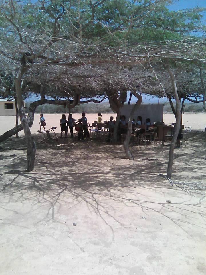 Bajo estas condiciones reciben clases #NiñosWayuu en la Alta Guajira <a href="/ONIC_Colombia/">Organización Nacional Indígena de Colombia - ONIC</a> <a href="/MPCindigena/">Mesa Permanente de Concertación Indígena - MPC</a> <a href="/AlexLopezMaya/">Alexander López Maya</a> <a href="/HELIODOPTERO/">Gonzalo Guillén</a> <a href="/shipiawayuu/">Asociac Shipia Wayuu</a>