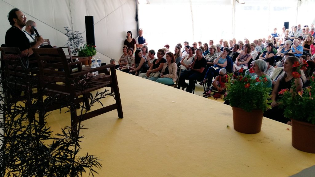 Chaleur printanière et sourires vannetais lors de la rencontre avec <a href="/Marc_Levy/">Marc Levy</a> <a href="/hubartus89/">hubert artus</a>  #LivraVannes