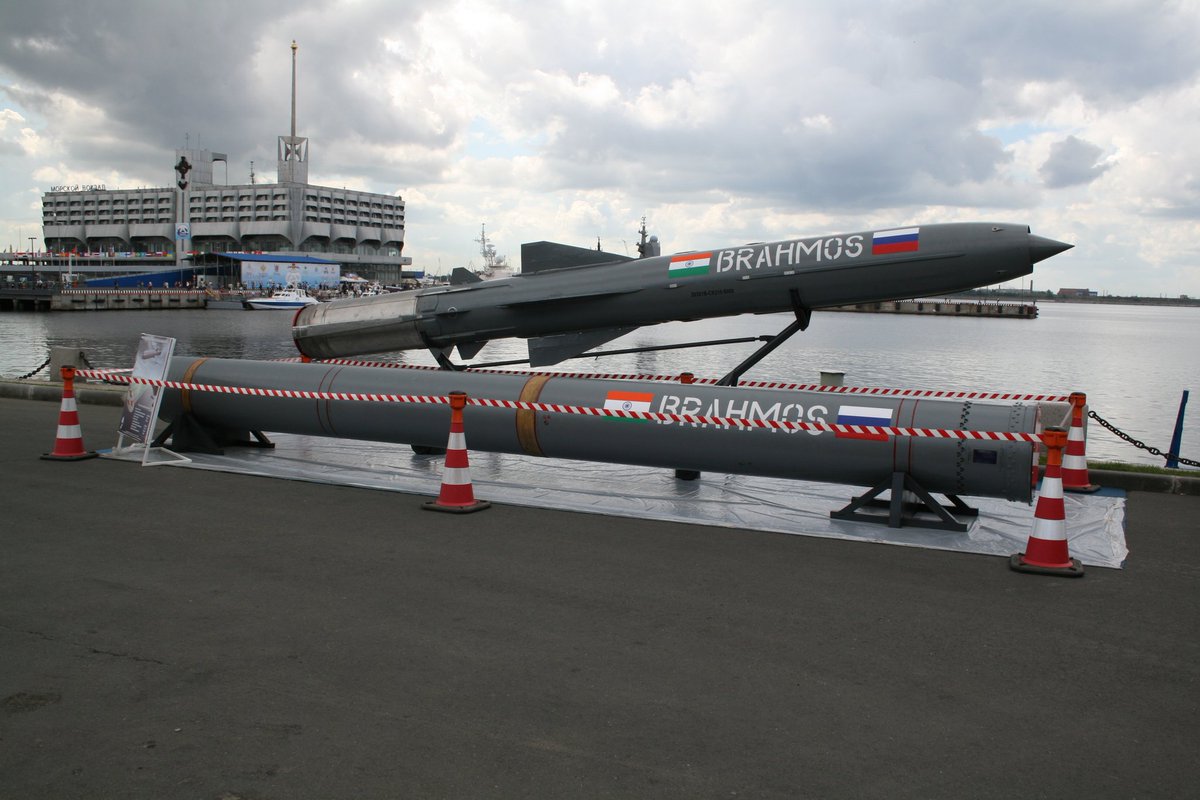 heiki_bot's tweet photo. PJ-10 ブラモス(露)(印)
ロシアとインドによって共同開発されている超音速巡航ミサイル。ロシアのP-800 ヤーホントをベースに開発が始められた。M2-3で飛翔し、命中精度も高く、陸海空・潜水艦のいずれからも発射できる。 https://t.co/YdTQtEkC5T
