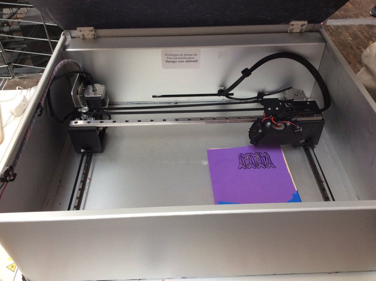 Imprimantes3D's tweet photo. Un super projet disponible début 2018 de découpeuse laser 🇫🇷 diode format A3 par 2 jeunes de 23 ans à la @makerfaireparis : #Raybot
#MFP17 https://t.co/eLhwfpvd1b