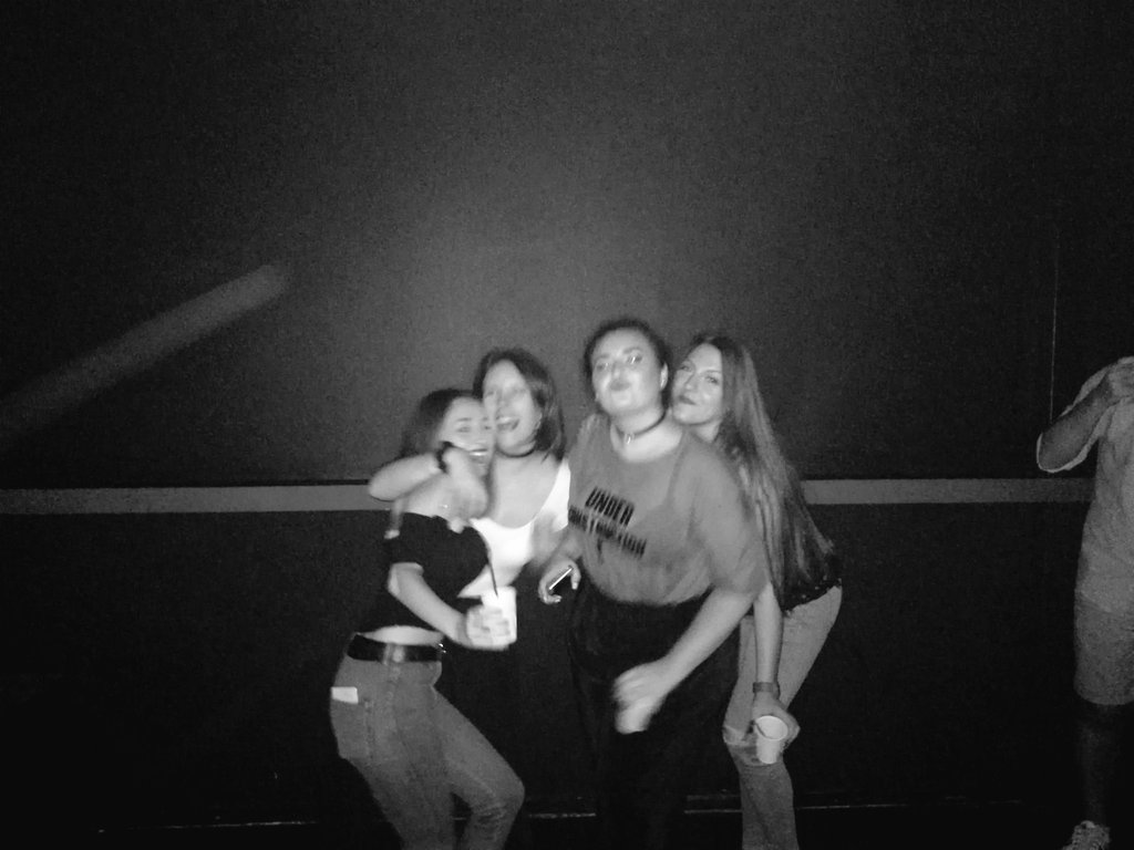 lorenagig's tweet photo. vamos a ser feliz, felices las 4!! los amores de mi vidaaaaa❤ #macmilsquad @miireiia_5 @martad_al @stratfordfight https://t.co/rx2pSiG8ts