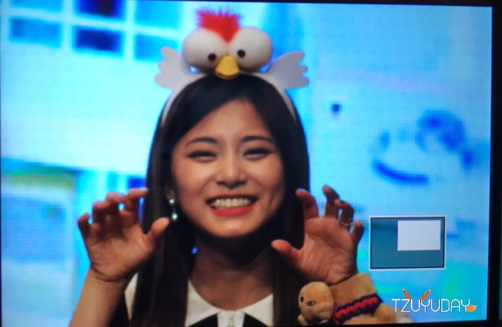 ArabTzuyu's tweet photo. جويو عندما رأت المعجب ومعه غوتشي المحشو بالخلف واردات منه أن يرميه إليها 😂
 https://t.co/ENW66yBIUz