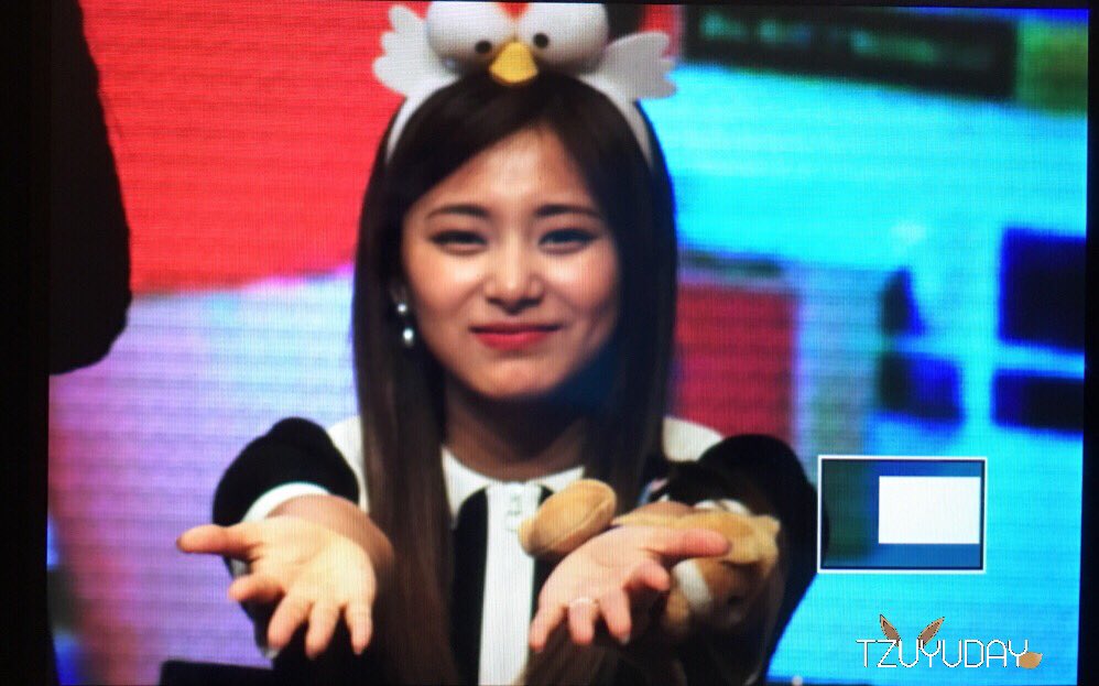 ArabTzuyu's tweet photo. جويو عندما رأت المعجب ومعه غوتشي المحشو بالخلف واردات منه أن يرميه إليها 😂
 https://t.co/ENW66yBIUz