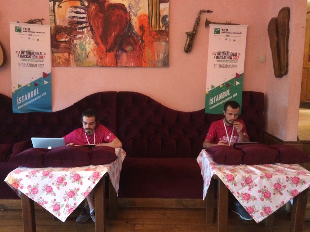 AlxMtllt's tweet photo. Double international expert session #kiraplus #vdatalab #InternationalHackathon #Istanbul #digital #startup https://t.co/Wrym1OneYn
