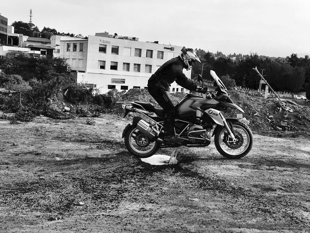 Mission_MX's tweet photo. Adrenalina pura fue la que experimentamos con el rodaje para #GSTrophy #Edomex2017 de #EsmeraldaMotors. Pronto los materiales finales. 👍🏍️ https://t.co/WN6M2y73fP