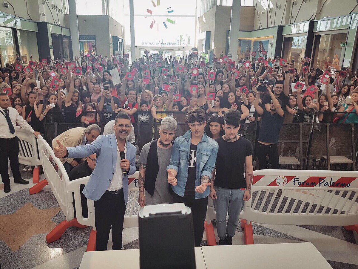 TheKolors's tweet photo. Giorni 🔝 in Sicilia e non potevamo che salutarci a Palermo! Città calorosa e carica di energia!!! Ora tutti a Napoli il 31 maggio 💪 #You https://t.co/KSoQLpF17j