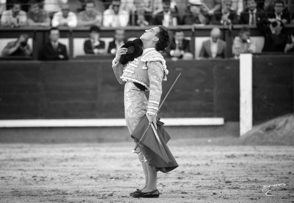 ntrtoros's tweet photo. #Madrid 🇪🇸 Brindis de Gonzalo Caballero a su padre recién fallecido, Ricardo Caballero. 
📷 Manolo Briones/ NTR Toros https://t.co/W1gTIGFVHy