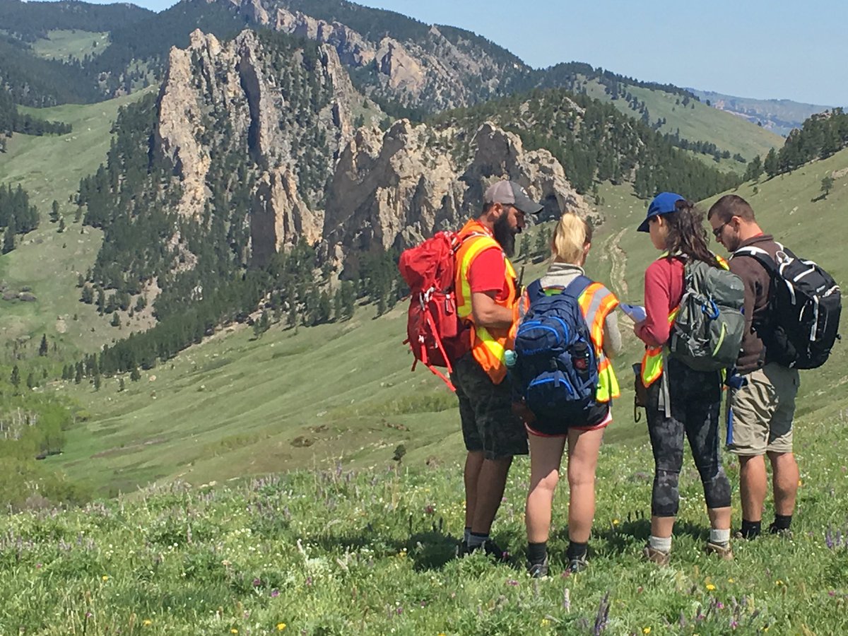 ILSTUGEO102's tweet photo. If you took Geo 102 you should recognize the rocks in the background. Also name the Rock Wizard in the pic #fieldcamp2017 #geologyrocks https://t.co/0fNWjCpZKE