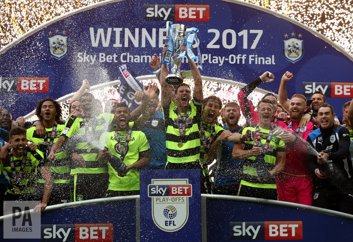 Alamy_Editorial's tweet photo. Huddersfield Town celebrate winning promotion to the Premier League #ChampionshipPlayOffFinal #htafc https://t.co/FOp06nDSam