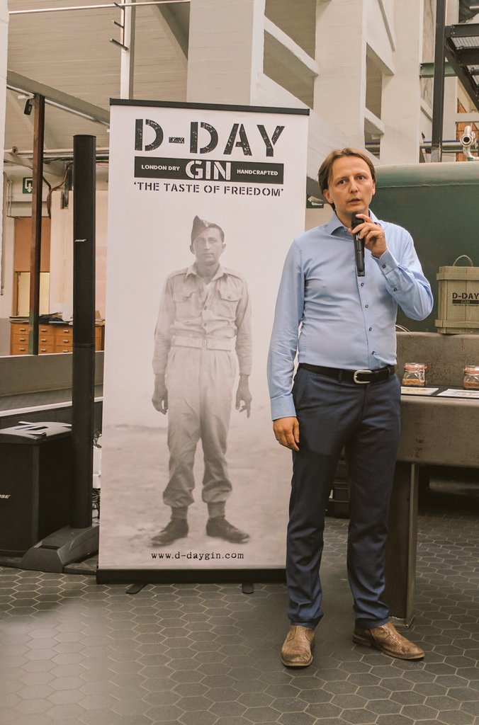alexanderdecroo's tweet photo. Wichelen's burgemeester @taylor_kenneth lanceert ter ere van Britse grootvader die hier kwam vechten voor vrijheid de #Ddaygin. Superknap. https://t.co/FFAVNfEJ3T