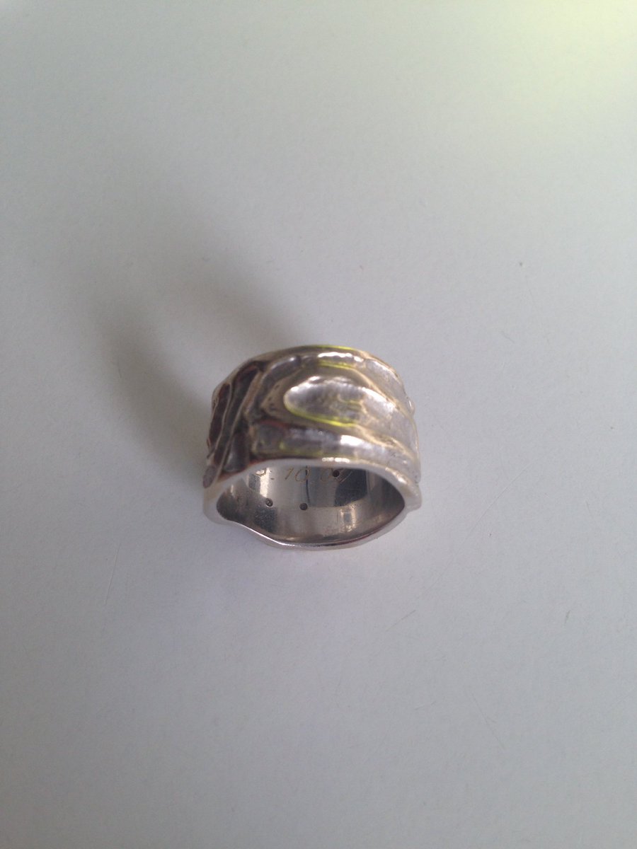 Graag massaal delen. Mijn trouwring verloren op strand van De Haan. Foto is ring van mijn vrouw, lijkt er sterk op. Bedankt <a href="/CouckeMarc/">Marc Coucke</a>