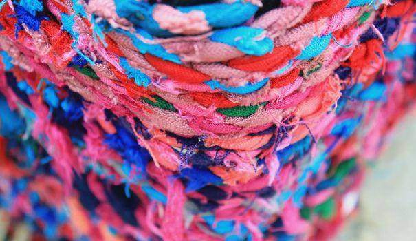 LEXPRESS_dix's tweet photo. Comment recycler ses vieux vêtements? https://t.co/lh3sEew4FH https://t.co/638CC0M9aC