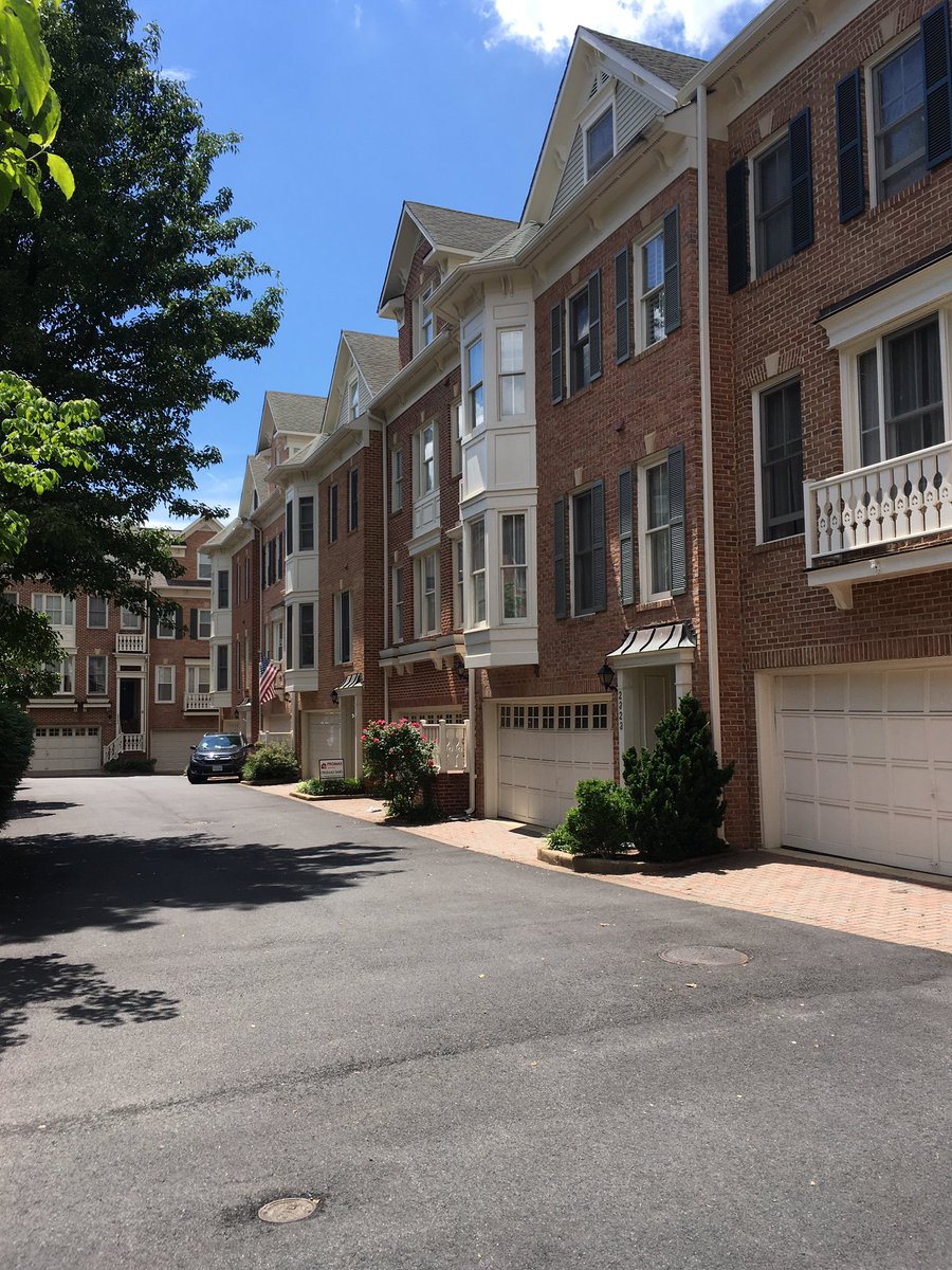 nicoli719's tweet photo. That feeling when you get to canvass townhouses...😀🍾#NoVAknocks https://t.co/SmDyfdv6tG