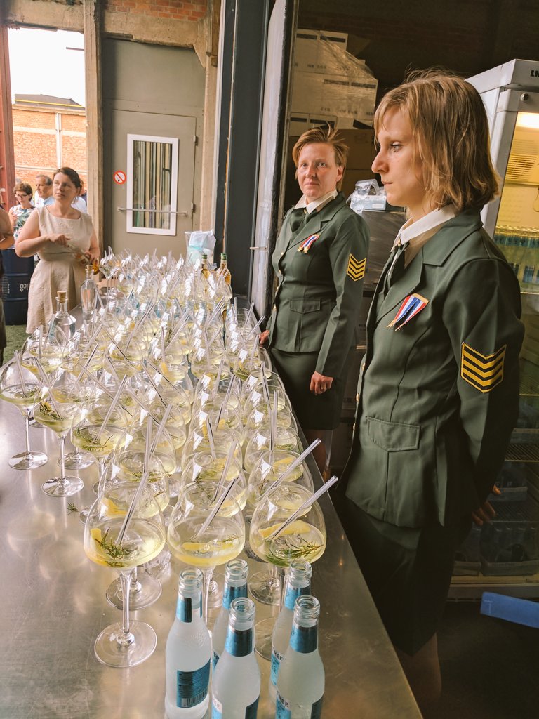 alexanderdecroo's tweet photo. Wichelen's burgemeester @taylor_kenneth lanceert ter ere van Britse grootvader die hier kwam vechten voor vrijheid de #Ddaygin. Superknap. https://t.co/FFAVNfEJ3T
