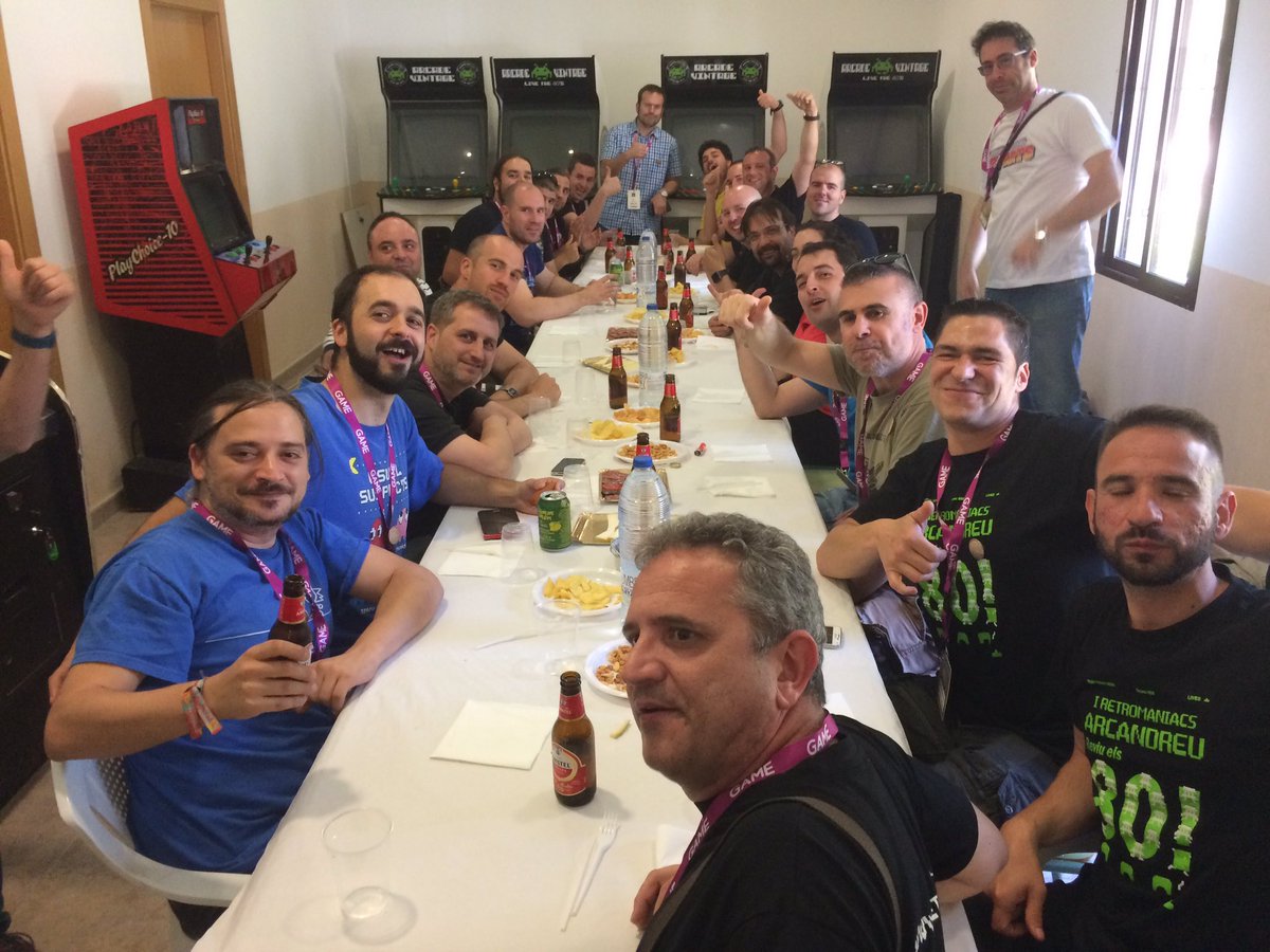 Arcade_Vintage's tweet photo. Muy grandes los amigos de @Retromaniacs_es! Gracias por venir a #ArcadeCon2017! Eleuterio, José y Jorge 👏👏👏 https://t.co/e7kYlzdNnH