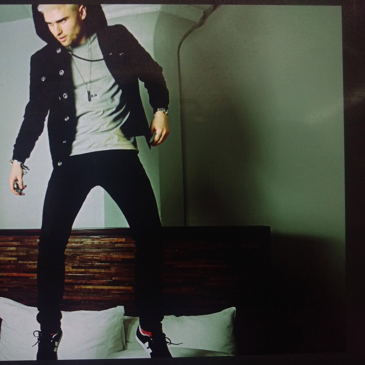 Macbethfootwear's tweet photo. The edge of desire #MacbethOrDeath https://t.co/Naal05E9vU