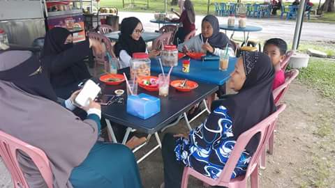 LSotong's tweet image. Sebahagian dari pelanggan pelanggan di warung Laksa sotong abang sombong