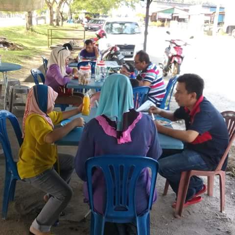 LSotong's tweet image. Sebahagian daripada pelanggan pelanggan di warung Laksa sotong abang sombong