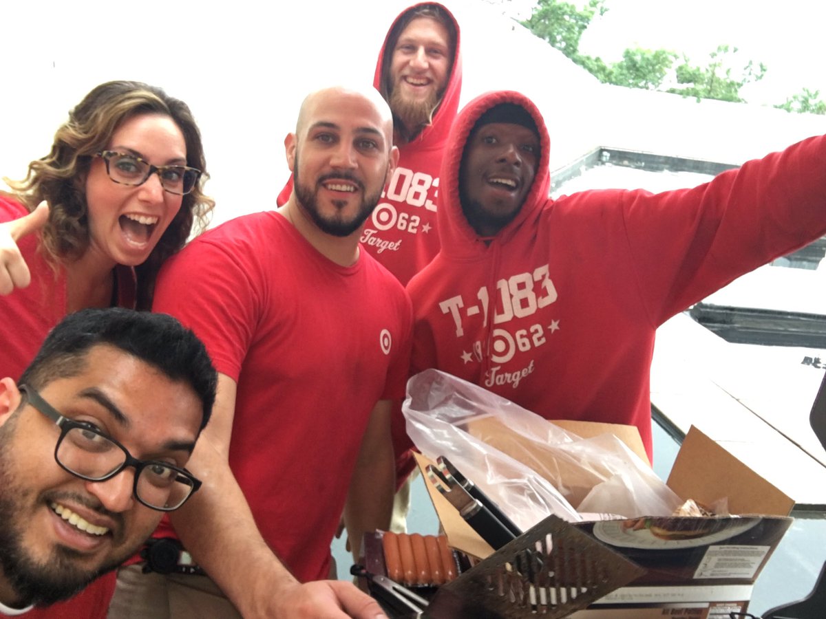 MariaKordell's tweet photo. Grillin' up a storm! ⛈☔️ #T1083 #Memories #RainWontStopUs @djohnston0108 #GrillMaster https://t.co/9aCq2fT00C