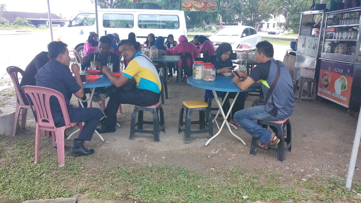 LSotong's tweet image. Sebahagian daripada pelanggan pelanggan di warung Laksa sotong abang sombong