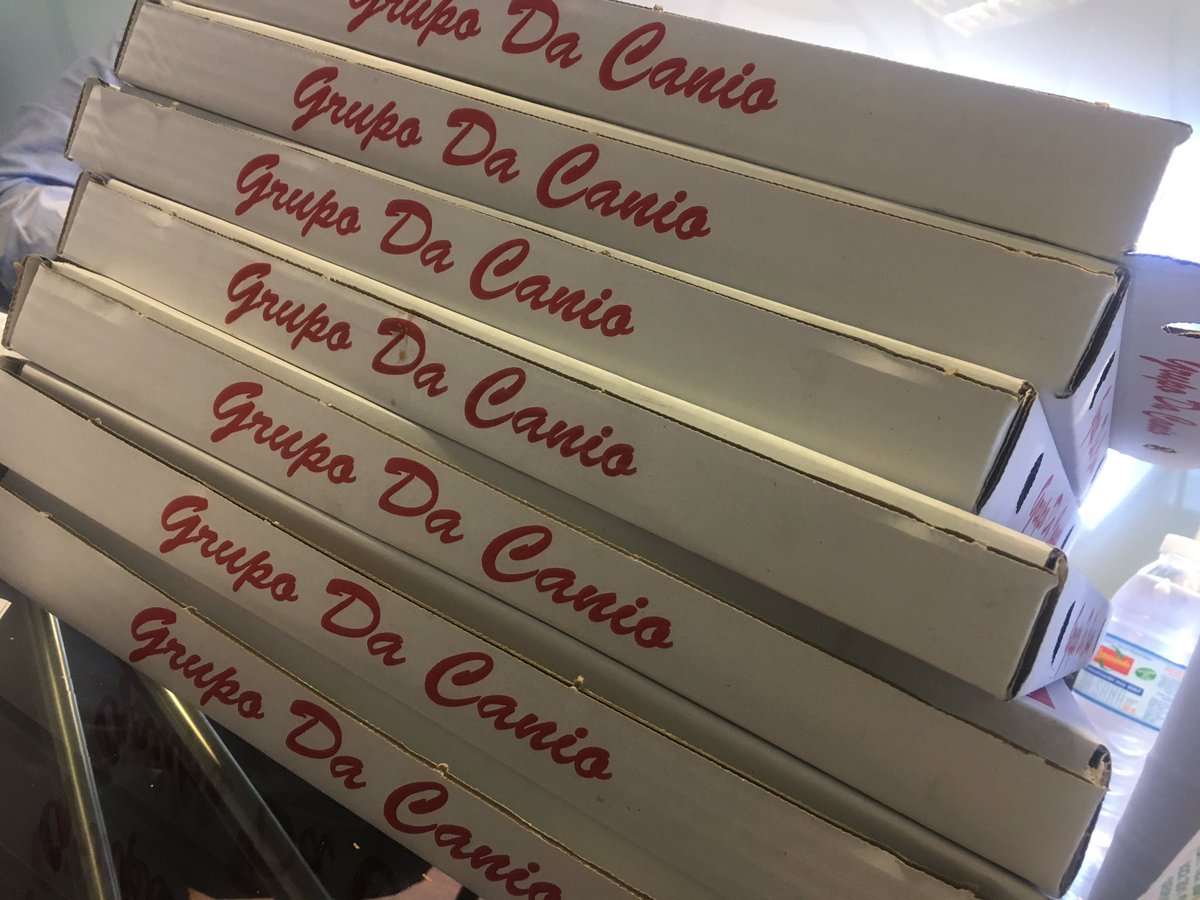 IngeniumV's tweet photo. De vez en cuando tenemos reuniones muuuuy largas y nos toca quedarnos en la oficina 🍕🍕🍕 #GenteConiNgenium https://t.co/5yJtfFxiFj