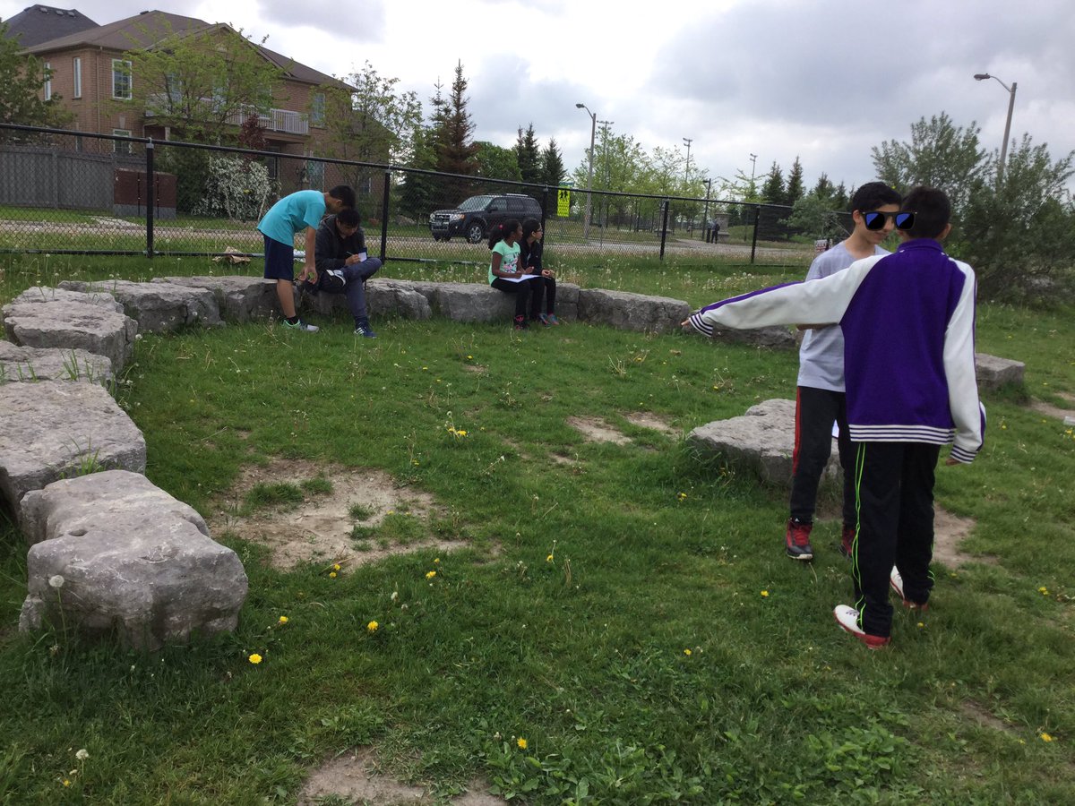 JeffriesJournal's tweet photo. Using our school outdoor classroom to learn and search for living things. @FossilHillPS @FH_EcoTeam @YRDSBEcoSchools #livingthings https://t.co/zY5ag3IYDK